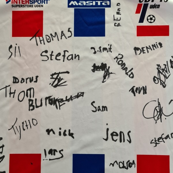 055 - Gesigneerd UDI’19 G Team shirt met alle handtekeningen van deze toppers.
