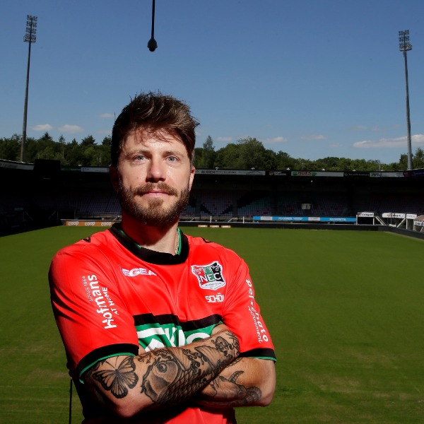 054 - Gesigneerd NEC shirt van Lasse Schöne.